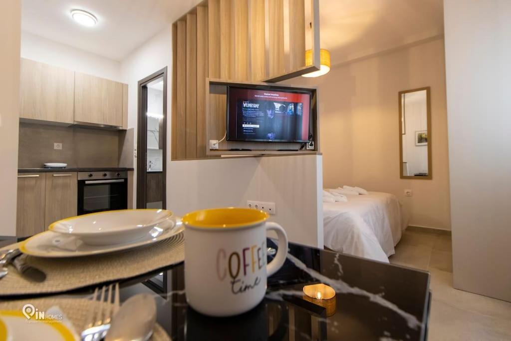 'apolon' Next To Metro Apartment